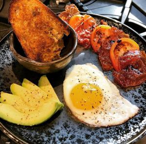 格林斯伯勒Double Oaks Bed & Breakfast的鸡蛋、肉和胡椒等食物