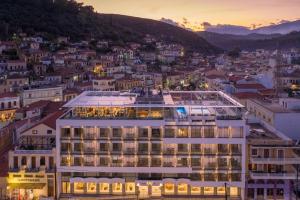 伊西翁LAS HOTEL & SPA的黄昏时可欣赏到城市景色的酒店