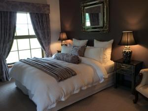 凯库拉菲弗乡村旅舍的卧室配有一张大白色床和窗户