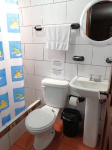 巴尼奥斯Hostal D´Mathias的一间带卫生间和水槽的浴室