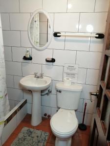 巴尼奥斯Hostal D´Mathias的一间带卫生间和水槽的浴室