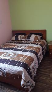 YanqueLos Geranios的床上有蓝色和棕色的毯子
