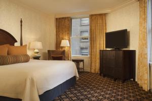 旧金山旧金山奥尼酒店的配有一张床和一台平面电视的酒店客房