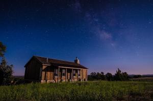芒特卡梅尔朱克逊锡安山牧场的夜空下田野中的一座老房子