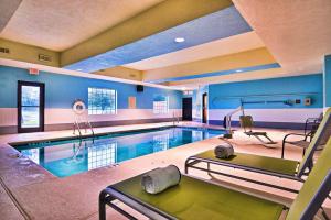 萨凡纳贝斯特韦斯特萨凡纳机场旅馆及套房的在酒店房间的一个大型游泳池