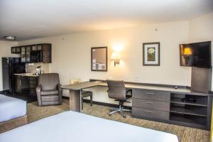 欧弗兰帕克Candlewood Suites Overland Park W 135th St, an IHG Hotel的办公室里,有桌椅