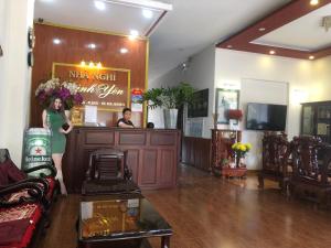波来古市Nhà nghỉ Bình Yên的站在餐厅柜台的女人