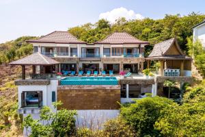 苏梅岛Villa Syama的享有带游泳池的房屋的空中景致