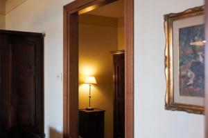 里帕尔贝拉Agriresidence Debbiare的走廊上设有镜子和台灯
