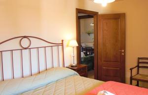 里帕尔贝拉Agriresidence Debbiare的一间卧室配有一张床、一把椅子和镜子