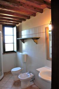 里帕尔贝拉Agriresidence Debbiare的一间带卫生间和水槽的浴室