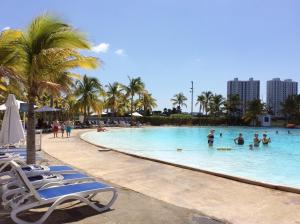 普拉亚布兰卡Town Center Paradise in Playa Blanca的一座棕榈树环绕的大型游泳池