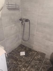 基辅俱乐部约尔旅舍的带淋浴的浴室(带瓷砖墙)