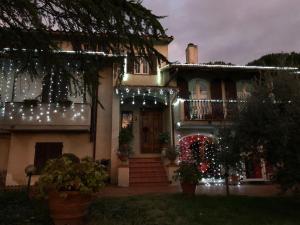 阿雷佐皮耶罗帕乌拉旅馆的房屋前方有圣诞灯