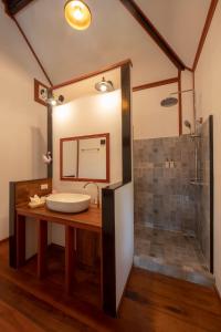 Ban Kian-NgôngKingfisher Ecolodge的一间带水槽和淋浴的浴室