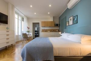 韦尔巴尼亚Aqualago casa vacanze - apartament B的一间卧室设有一张蓝色墙壁的大床