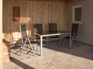 圣科卡瑟林奥夫Winter´s Panoramahäuschen的餐桌周围摆放着四把椅子