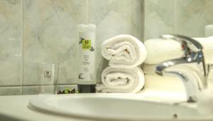 圣拉里苏朗奥里利亚酒店的一间带水槽和台面毛巾的浴室