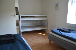 奥特鲁普Vilstruplund的小房间设有两张床和窗户