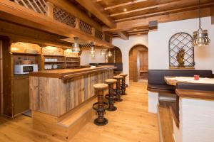 阿尔普巴赫谷地赖特Angerer Alpine Suiten und Familienappartements Tirol的厨房设有酒吧,连带凳子