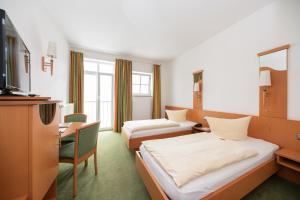 比特堡碧特博格霍夫酒店的酒店客房配有两张床和一张书桌