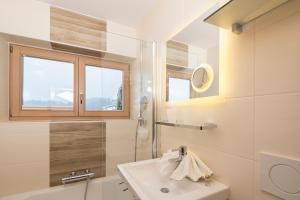 阿尔普巴赫谷地赖特Angerer Alpine Suiten und Familienappartements Tirol的一间带水槽和淋浴的浴室