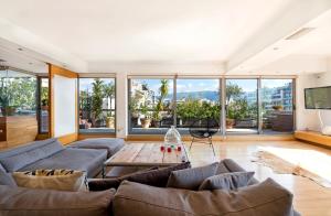 雅典5洛夫特城市广场卫城景观公寓的客厅配有沙发和桌子