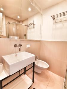 巴勒莫A Palermo Sono的白色的浴室设有水槽和卫生间。