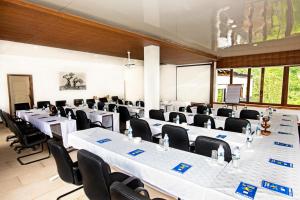 SengaSafari Beach Lodge的一间会议室,配有白色的桌椅