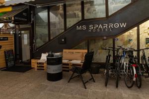 在MS Sparrow Hostel内部或周边骑自行车