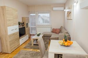 瓦列沃Apartman Happy day Valjevo的客厅配有沙发和水果桌