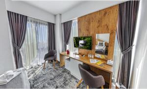 萨拉热窝Orange Hotel的酒店客房配有书桌和镜子
