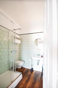 吉马良斯Apartamentos com História的带淋浴、卫生间和盥洗盆的浴室