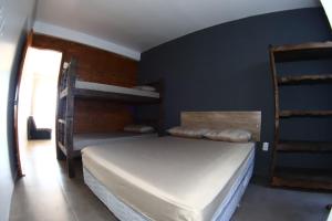 特拉曼达伊Morada da Plataforma Tramandaí的一间卧室设有两张双层床和蓝色的墙壁