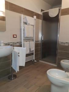 皮蒂利亚诺Relax nel tufo的带淋浴、卫生间和盥洗盆的浴室