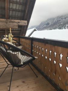 博希尼LAKE HOUSE BOHINJ的雪屋阳台的椅子