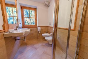 摩德纳迪-坎皮格里奥瑞福吉欧拉戈纳姆比诺酒店的浴室设有2个卫生间、水槽和淋浴。