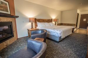 姐妹湾Open Hearth Lodge的酒店客房配有一张床和一个壁炉。