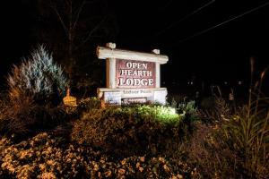 姐妹湾Open Hearth Lodge的夜间开放健康小屋的标志