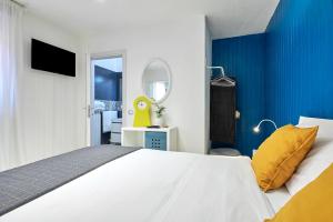 圣佩莱格里诺温泉Design Suite Cavagna的一间蓝色和白色的卧室,配有一张床和镜子