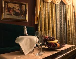 蒂米什瓦拉大使酒店的一张桌子,上面放着一瓶香槟和一碗水果