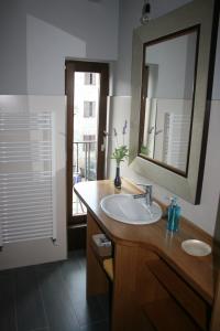 莱萨卡古尔伊多陪公寓的一间带水槽和镜子的浴室以及窗户。