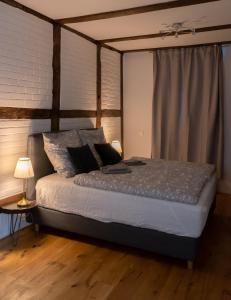 吕讷堡LüneMitte - An der Münze的一间卧室配有一张带天蓬的床