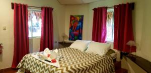 大玉米岛Paraiso Beach Hotel的一间卧室,床上放着两只动物