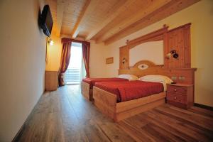 佩尔吉内瓦尔苏加纳Happy Days sul lago的一间卧室设有两张床和大镜子