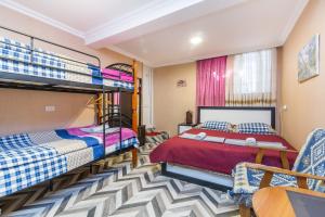 泰拉维Guest house poligloti的一间带两张双层床和一张沙发的卧室