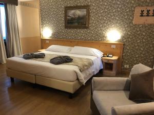 布勒伊-切尔维尼亚Hotel Edelweiss 3 Stelle SUPERIOR的酒店客房,配有床和沙发