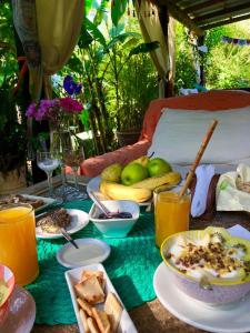 波特苏埃洛El refugio de budda的餐桌上放有食物和水果盘