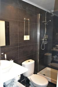 里斯本菲林爱德华七世住宿加早餐旅馆的浴室配有卫生间、盥洗盆和淋浴。