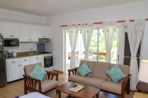 圣约翰斯Dickenson Bay Oasis at Antigua Village的客厅配有沙发和桌子